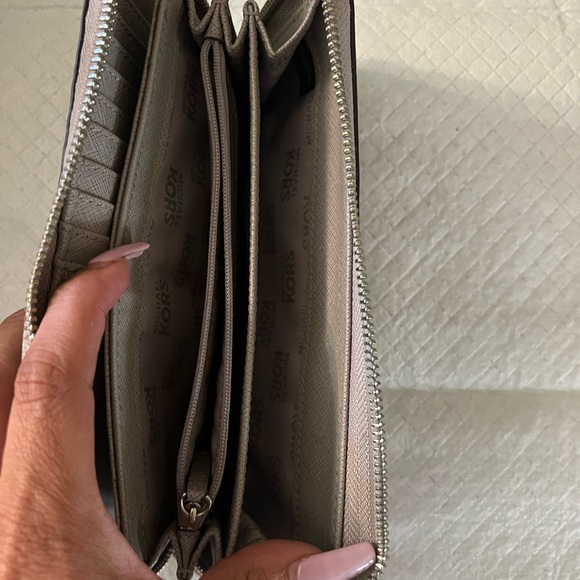 Michael Kors wallet. Could use a little cleaning - Picture 3 of 3